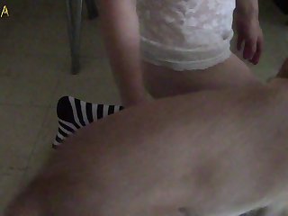 而狗上下舔着她敏感的阴部